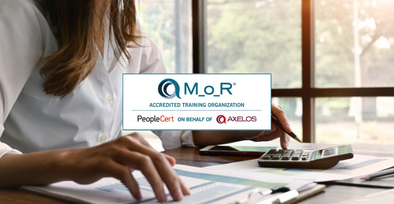 Kobieta przeprowadzająca analizę ryzyka dzięki szkoleniu M_o_R realizowanym w Inprogress